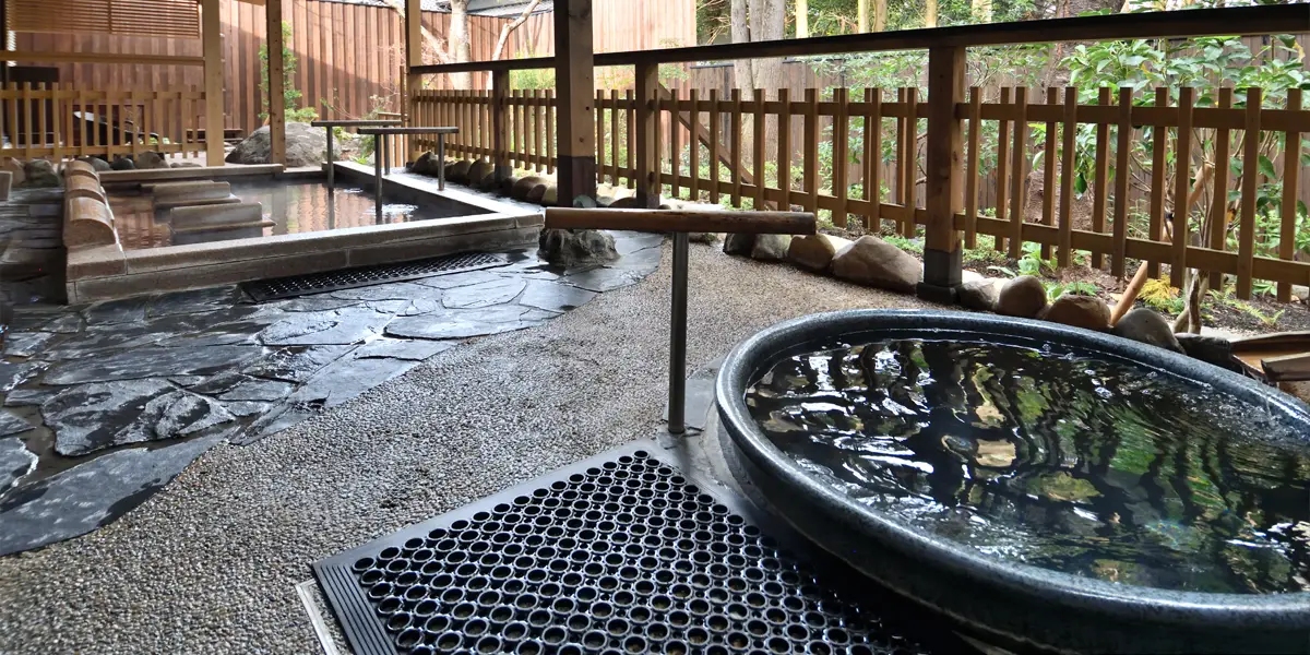 Image of the large hot spring bath 'Chokei'